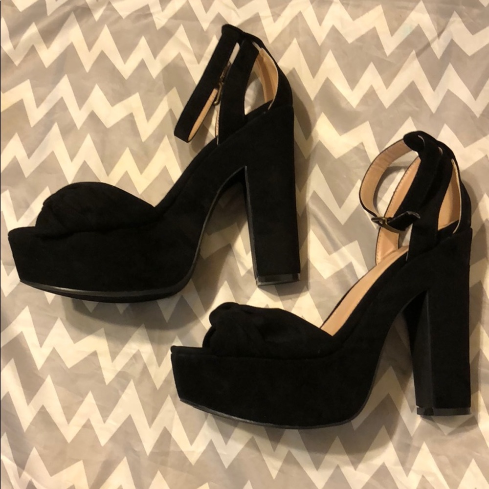 Black Pumps